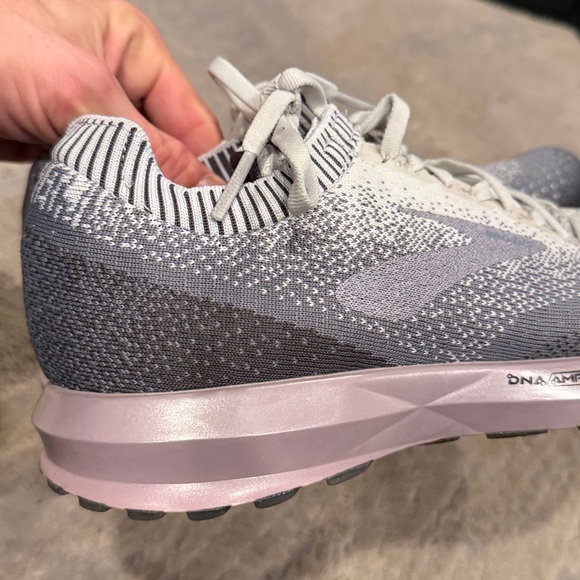 Brooks Levitate 2 Women's Running Shoes Size 9.5 B (Medium) Gray and pink EUC - Picture 4 of 9